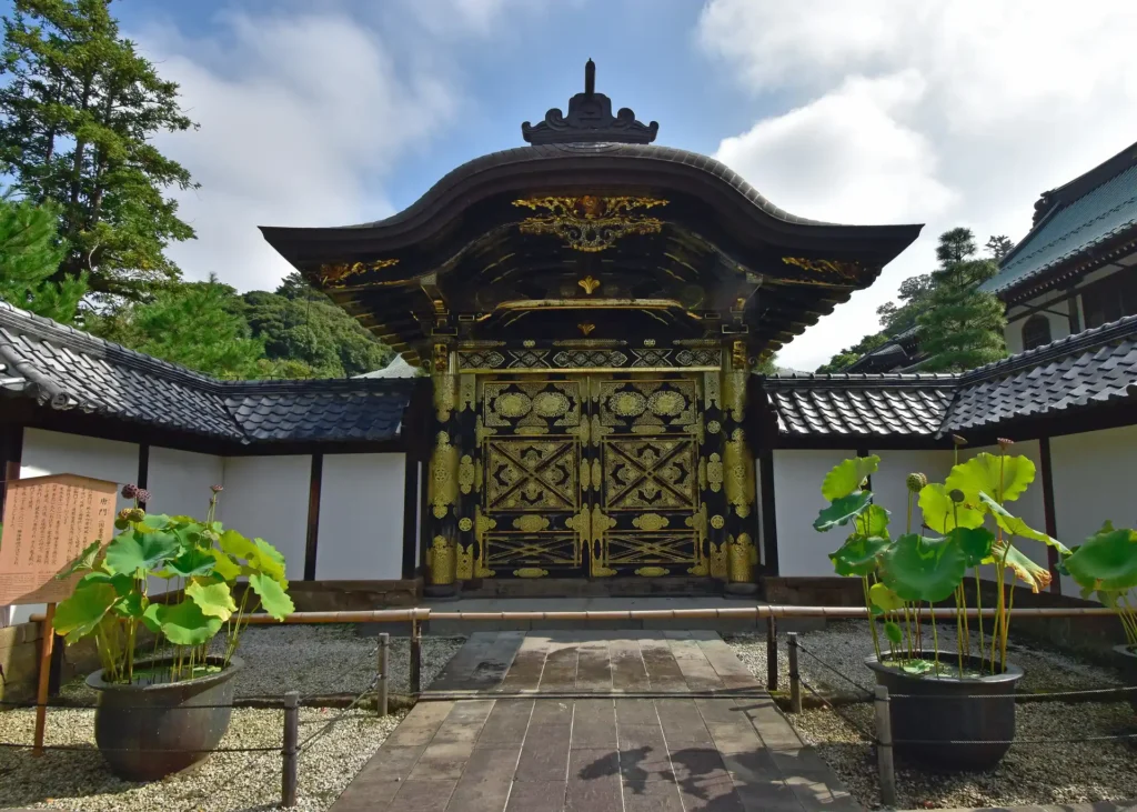 Japanisches Zen-Kloster mit goldenem Tor