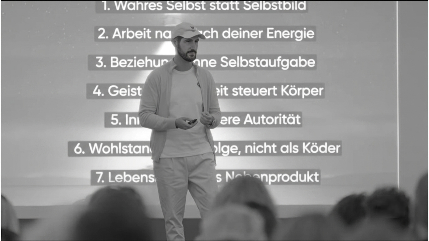 Dominik Esche-Gowitsch bei einem Vortrag, im Hintergrund seine Kernprinzipien auf der Leinwand